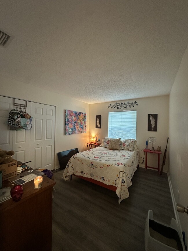 Building Photo - 3 bedroom, 2 bathroom home in Palm Bay wit...