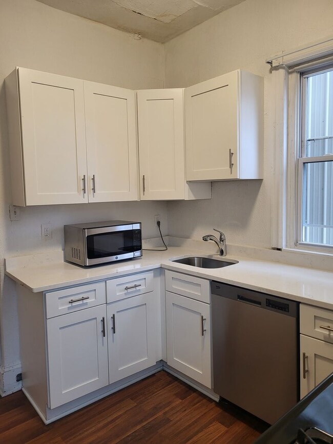 Building Photo - Available July 5, 2026! Spacious 4 bedroom...