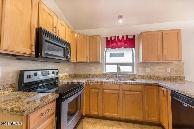 Building Photo - SPACIOUS SWEET HOME