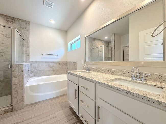 Building Photo - East El Paso 4 bed 2 Bath Refrig A/C!