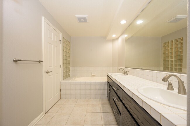 Building Photo - 2253 Martin