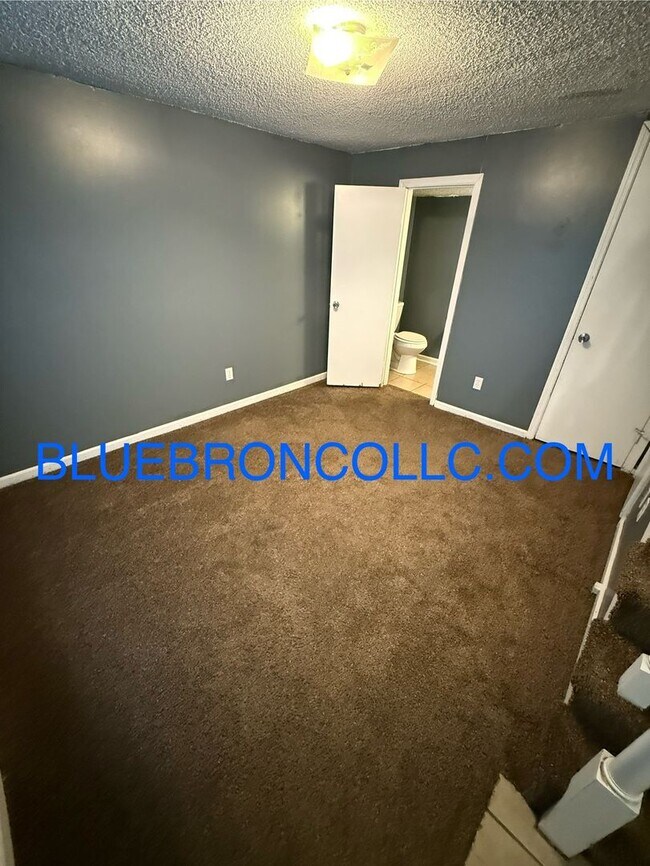 Building Photo - 1507 NE White Dr