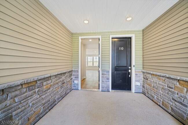 Building Photo - 105 Iris Ct