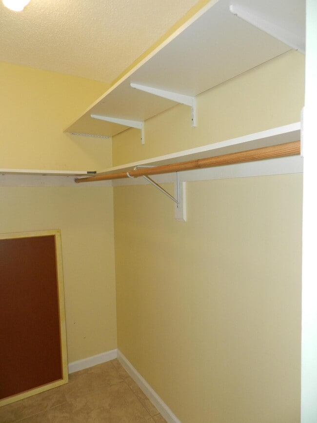 Building Photo - 6 W Greenway Dr