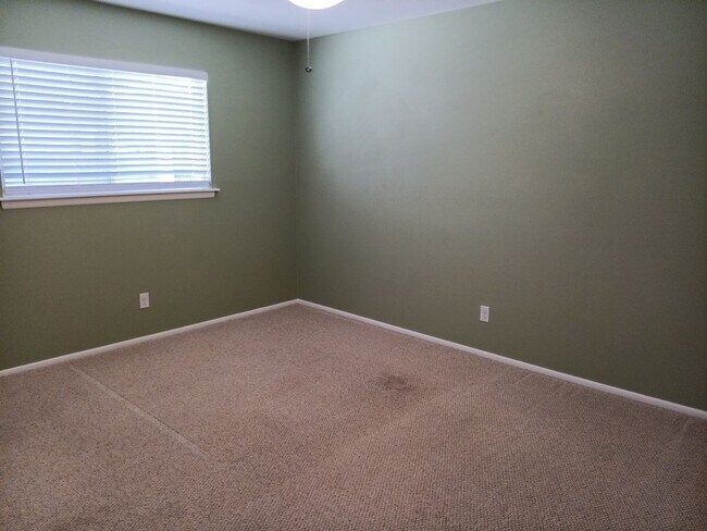 Building Photo - Stunning 4 bedroom, 2 bathroom home! Showi...
