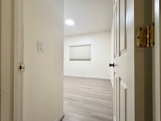 Building Photo - Lakeview Orem Living – 3 Bed Near UVU