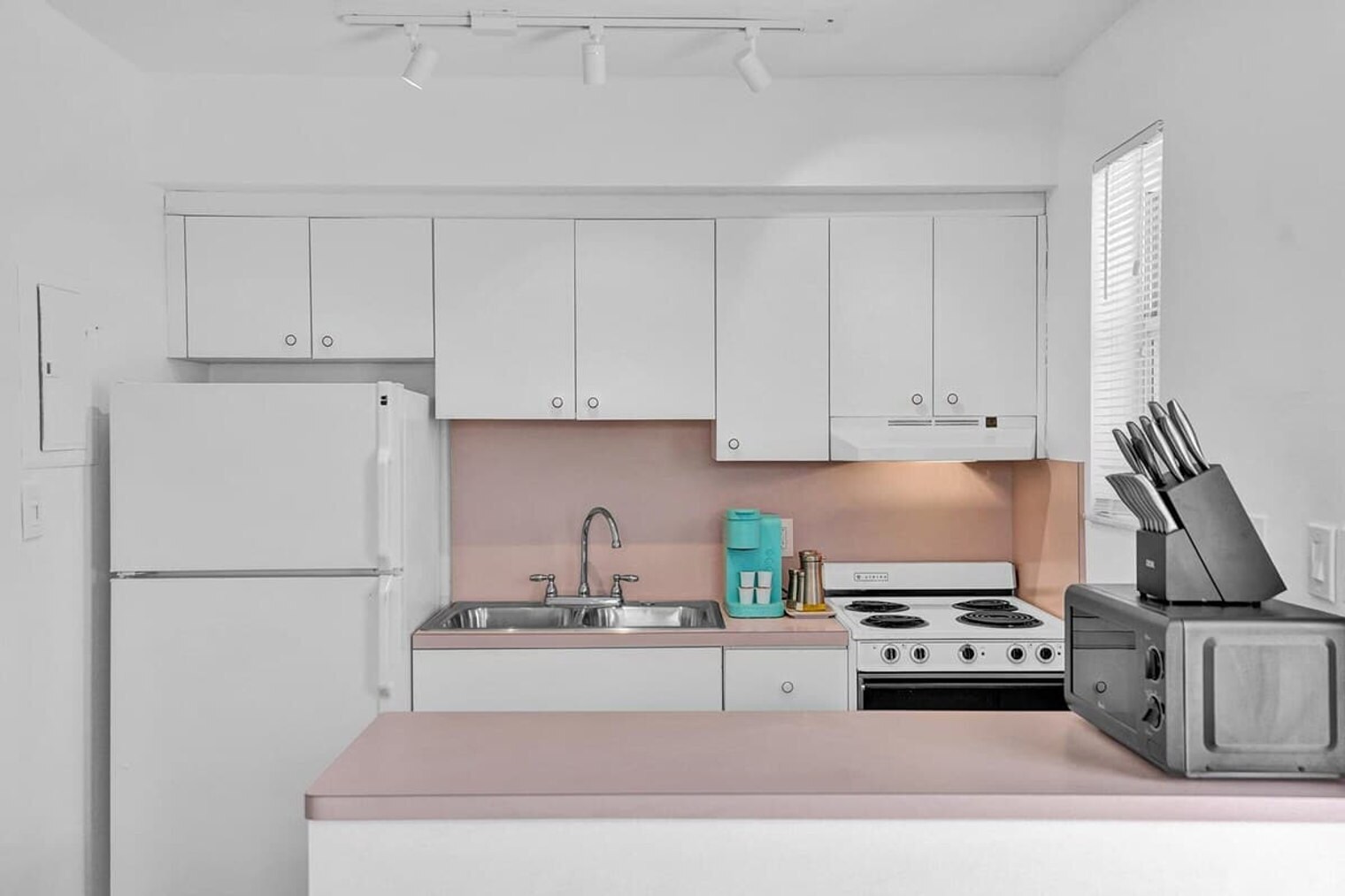 Building Photo - 851 N Surf Rd