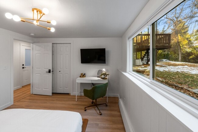 Building Photo - Stylish & Turnkey Furnished 2-BR Daylight Basement Apartment – Utilities + Wi-Fi Included