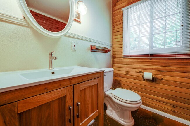 Building Photo - Private 2-Bedroom Fair Oaks Duplex with Gated Driveway & Garage!