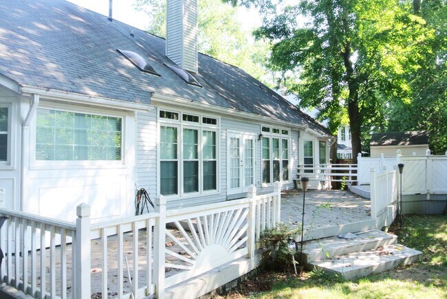Building Photo - 2036 Hen House Dr