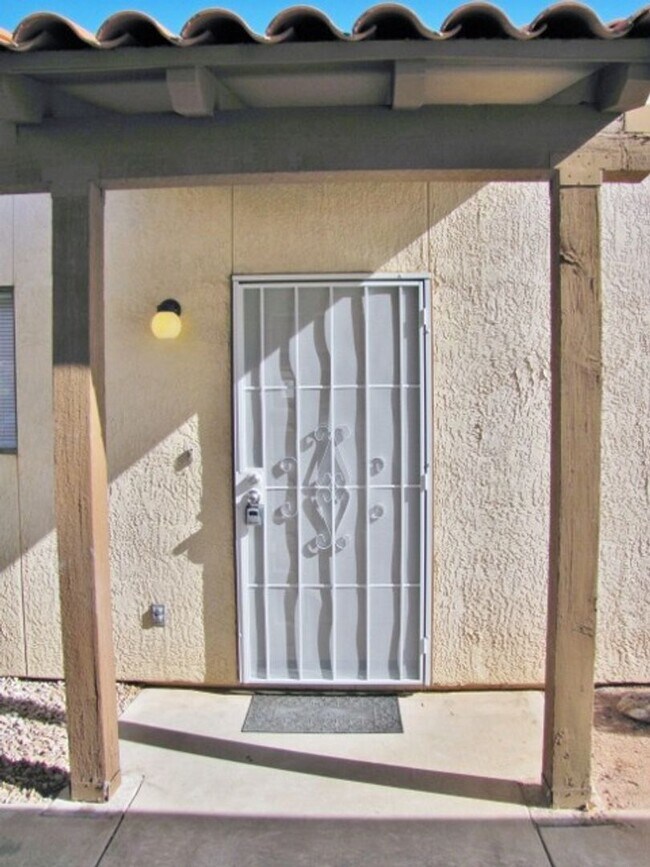 Building Photo - 1124 Plaza Oro Loma