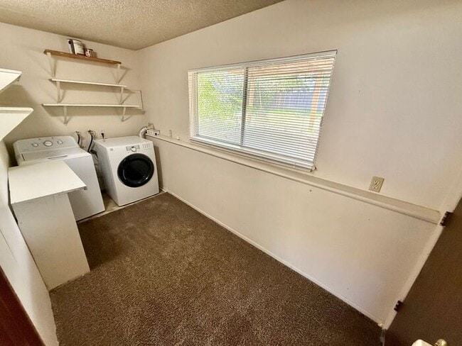 Building Photo - 6 MONTH LEASE SPECIAL! 4 Bed, 2 Bath Single Family Home near City Park!