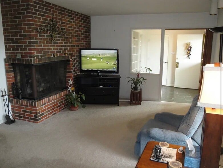 Building Photo - 2205 Country Club Dr