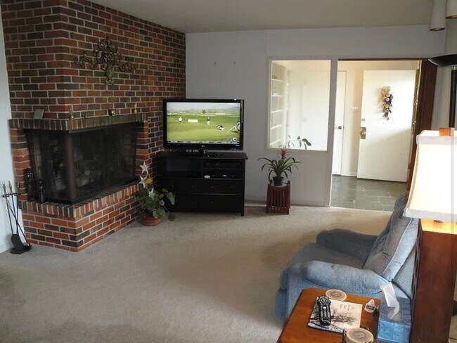 Building Photo - 2205 Country Club Dr
