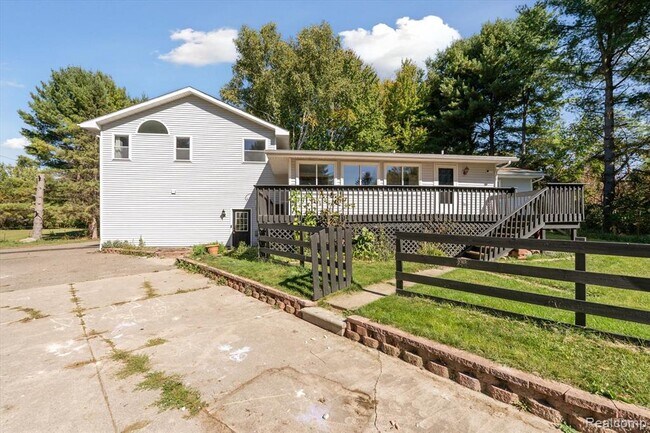 Building Photo - 2860 E Coon Lake Rd