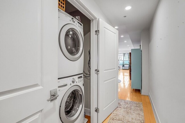 Building Photo - 816 Kennedy St NW