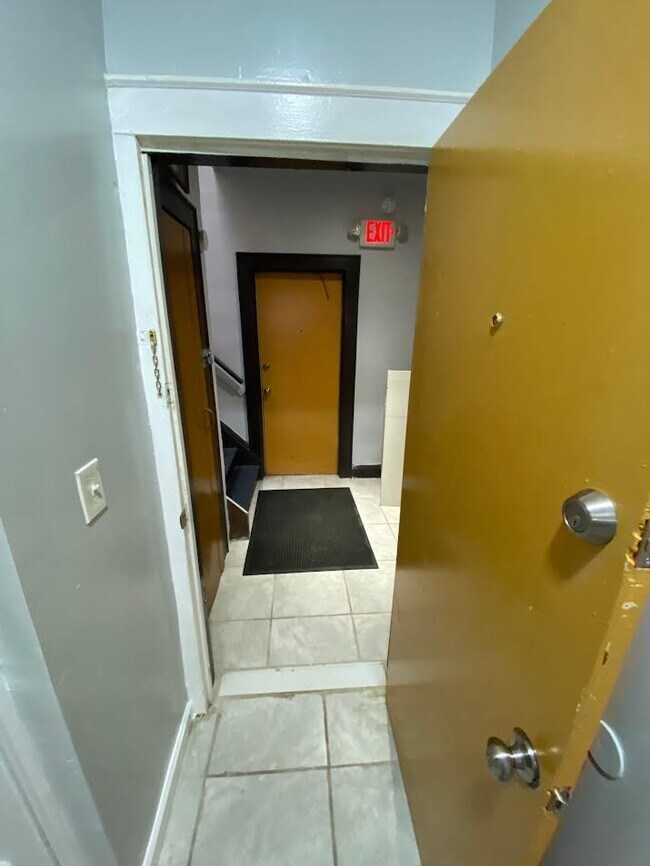 Building Photo - 425 Leslie St