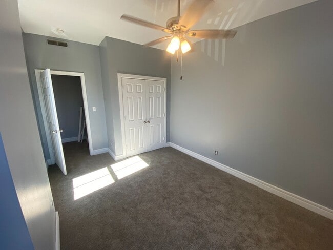 Building Photo - Spacious 4 bedroom 2 bath Townhome Updated...