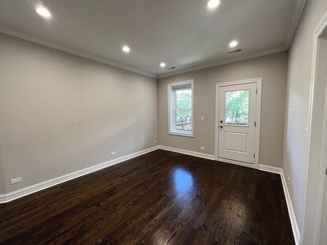 Building Photo - 1744 W Winnemac Ave