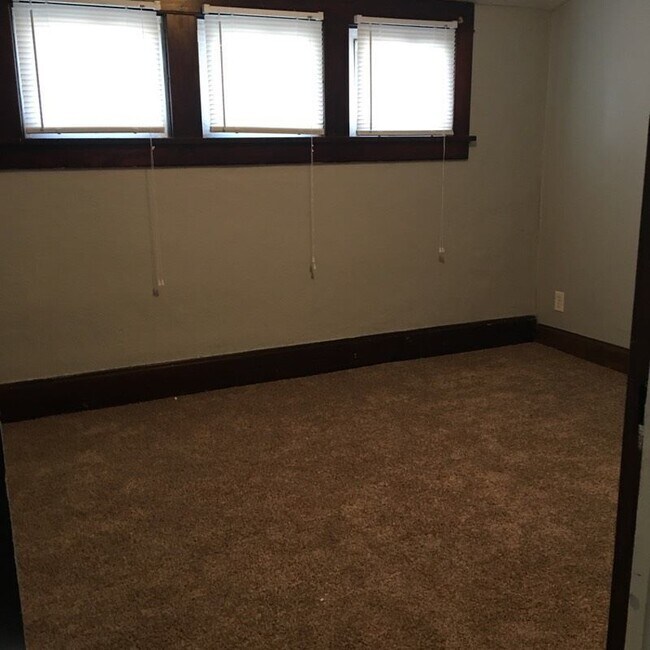 Building Photo - 4 Bedroom/2.5 bath home