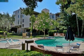 Building Photo - Light, Bright, Immaculate and lightly furnished 1 bd 1 ba condo in Walnut Creek- Keys Condo's