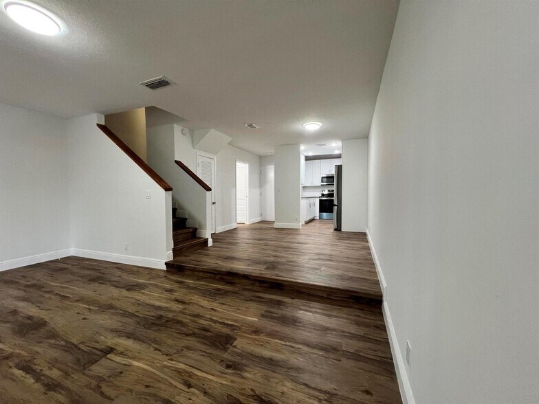 Building Photo - 10623 Royal Palm Blvd