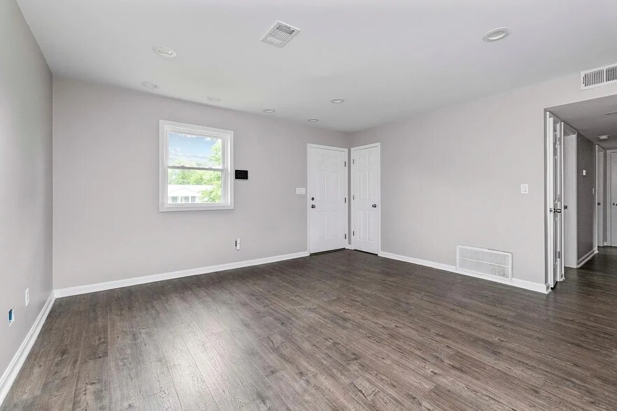 Building Photo - 1520 Thames Dr