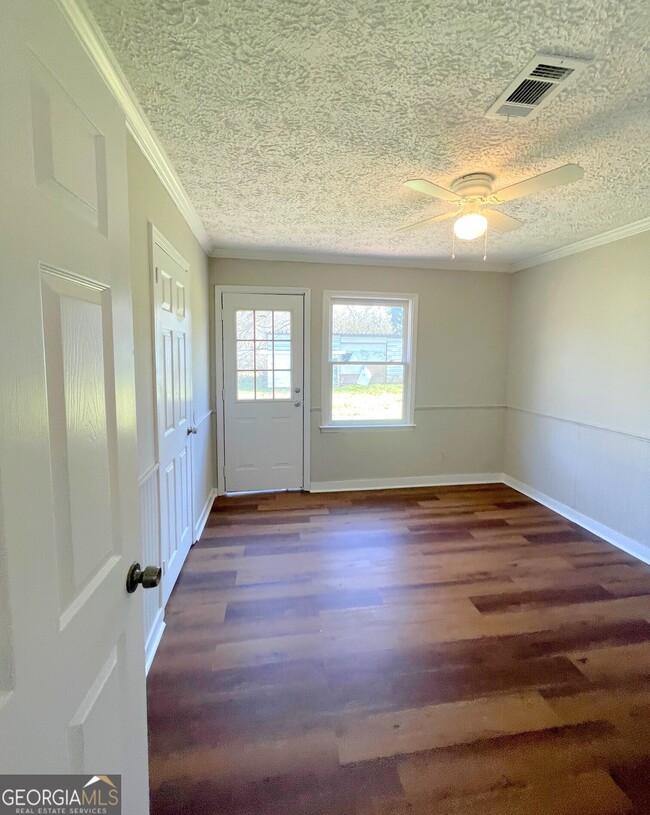 Building Photo - 135 Love St