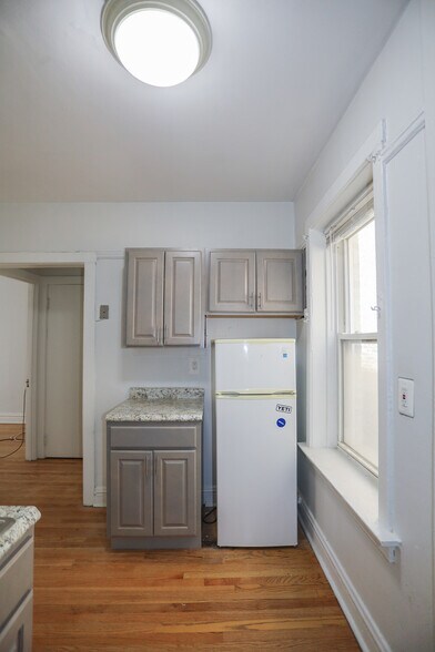 Building Photo - 652 W Oakdale Ave