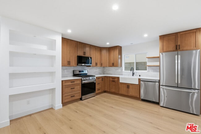 Building Photo - 3431 Edgehill Dr