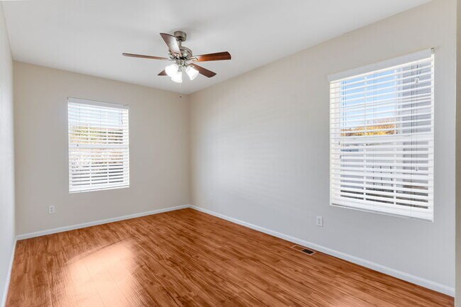 Building Photo - Light and bright 4-bedroom 3 bath beauty i...