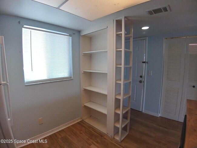 Building Photo - 1800 University Ln