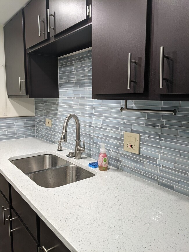 Building Photo - 6340 Americana Dr