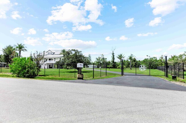 Building Photo - 7211 Bay Crest Rd