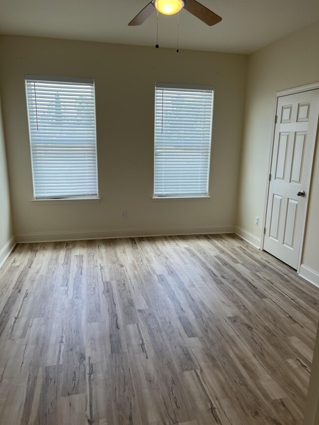 Building Photo - 108 Appleoak Ave