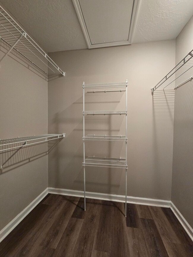 Building Photo - 528 Edgecliff Ln