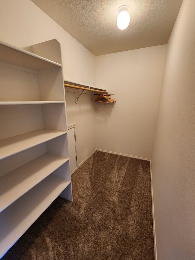 Building Photo - Bethany Home Available