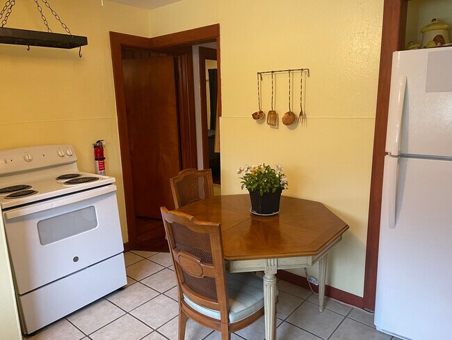 kitchen - 206 Kanawha Ave