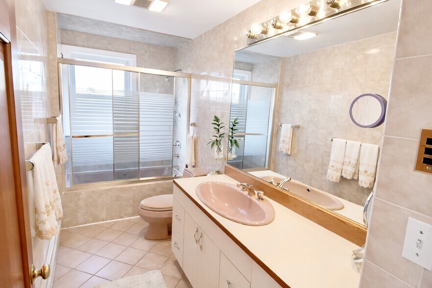 Bathroom 1 - 208 Rawson Rd