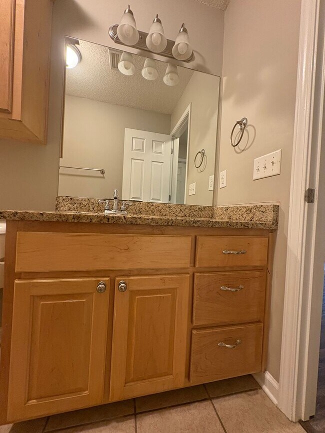 Building Photo - Hampton Place!