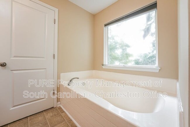 Building Photo - 148 Grand Oaks Dr