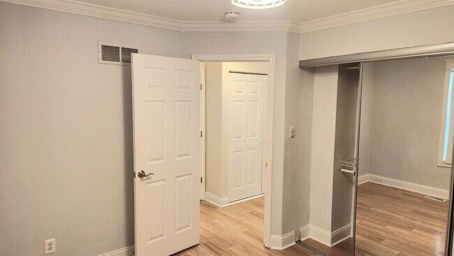 Building Photo - "Charming 3-Bed Oasis with 2.5 Baths on Carrington Court!"