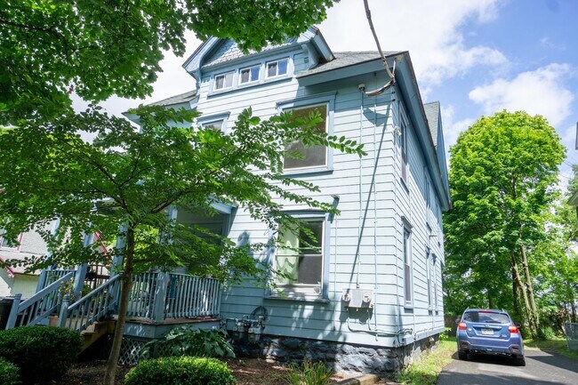 Building Photo - Newly renovated second floor flat availabl...