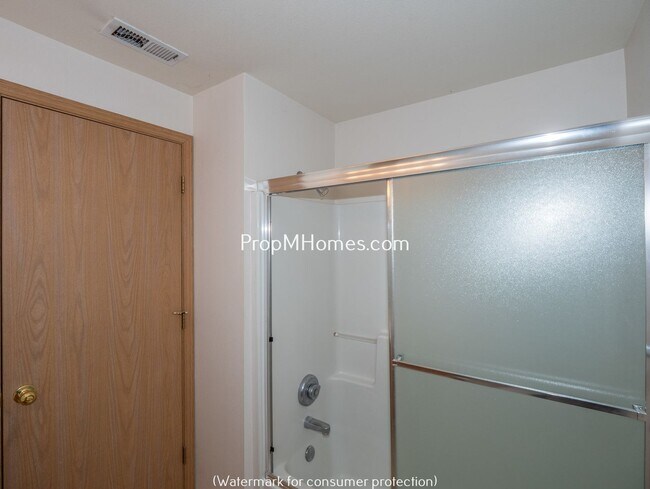 Building Photo - Two Bedroom Townhome In SE Portland w/ Lar...