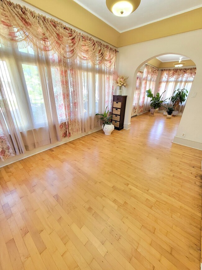 Four seasons room - 615 N Lawe St