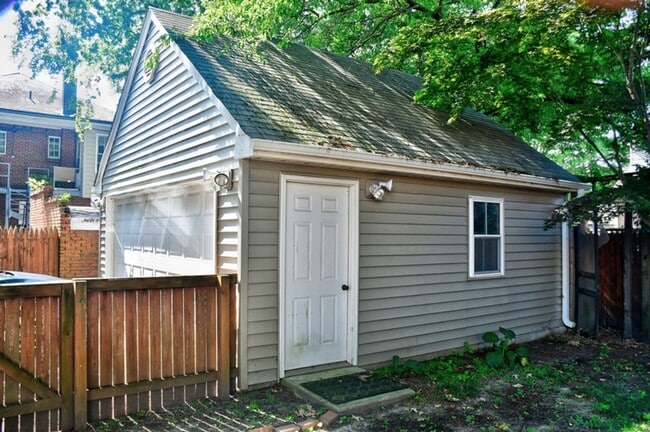 Building Photo - Beautiful Older home renovated for todays ...