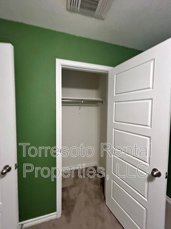 Building Photo - 5910 Sandy Lake St