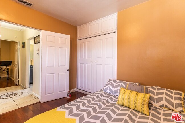 Building Photo - 6445 Tujunga Ave
