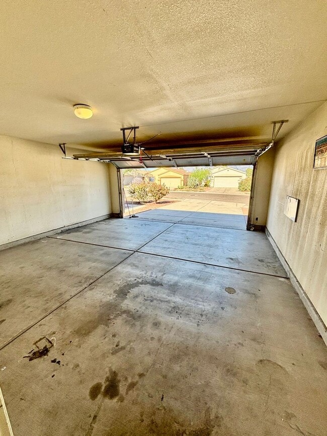 Building Photo - Delightful East Side 3 bedroom/2 bath Home with AC