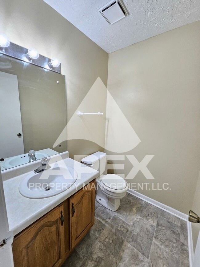 Building Photo - Spacious 2-Bdrm 1.5 Ba Townhouse style Condo in West Knoxville! End Unit!